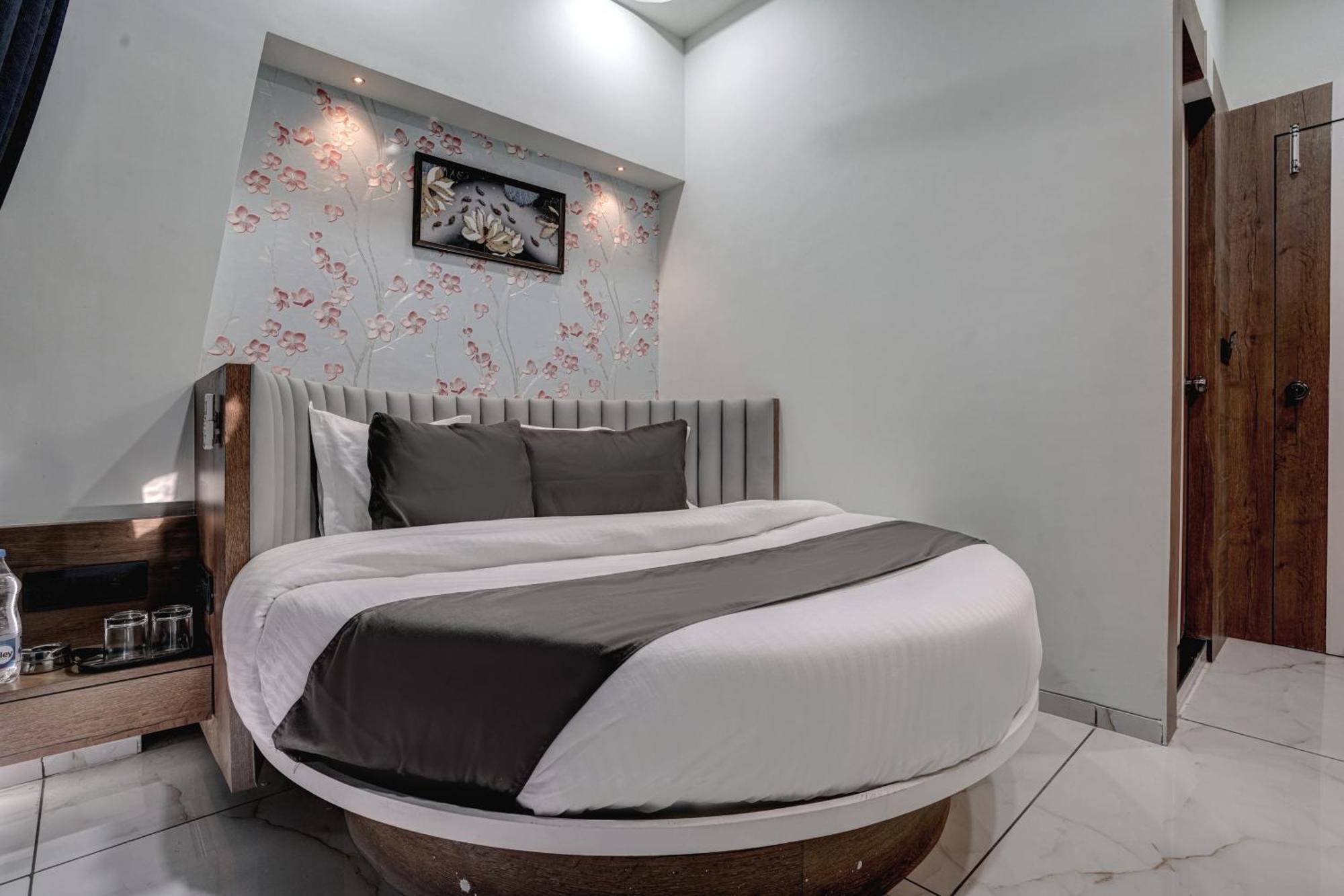 Hotel Paris Plaza Ahmedabad Buitenkant foto