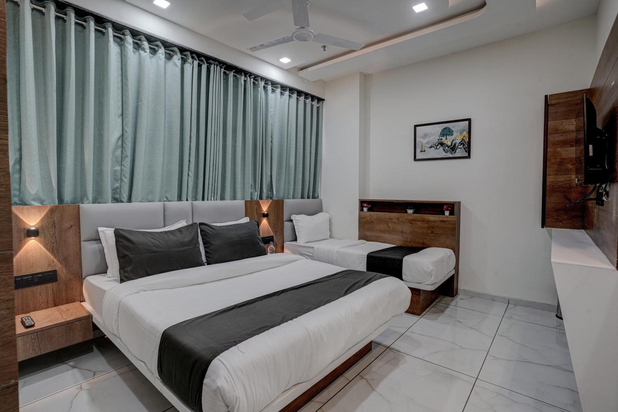Hotel Paris Plaza Ahmedabad Buitenkant foto