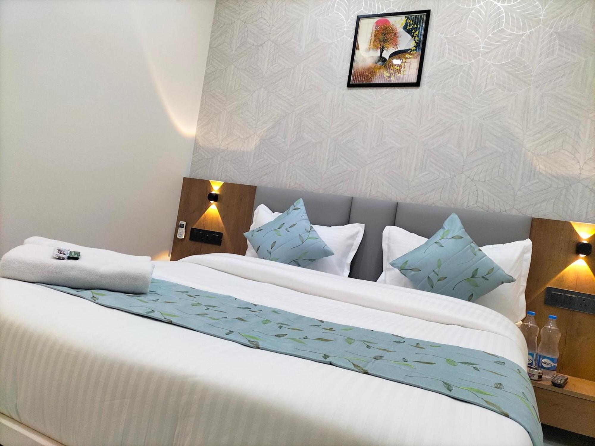 Hotel Paris Plaza Ahmedabad Buitenkant foto