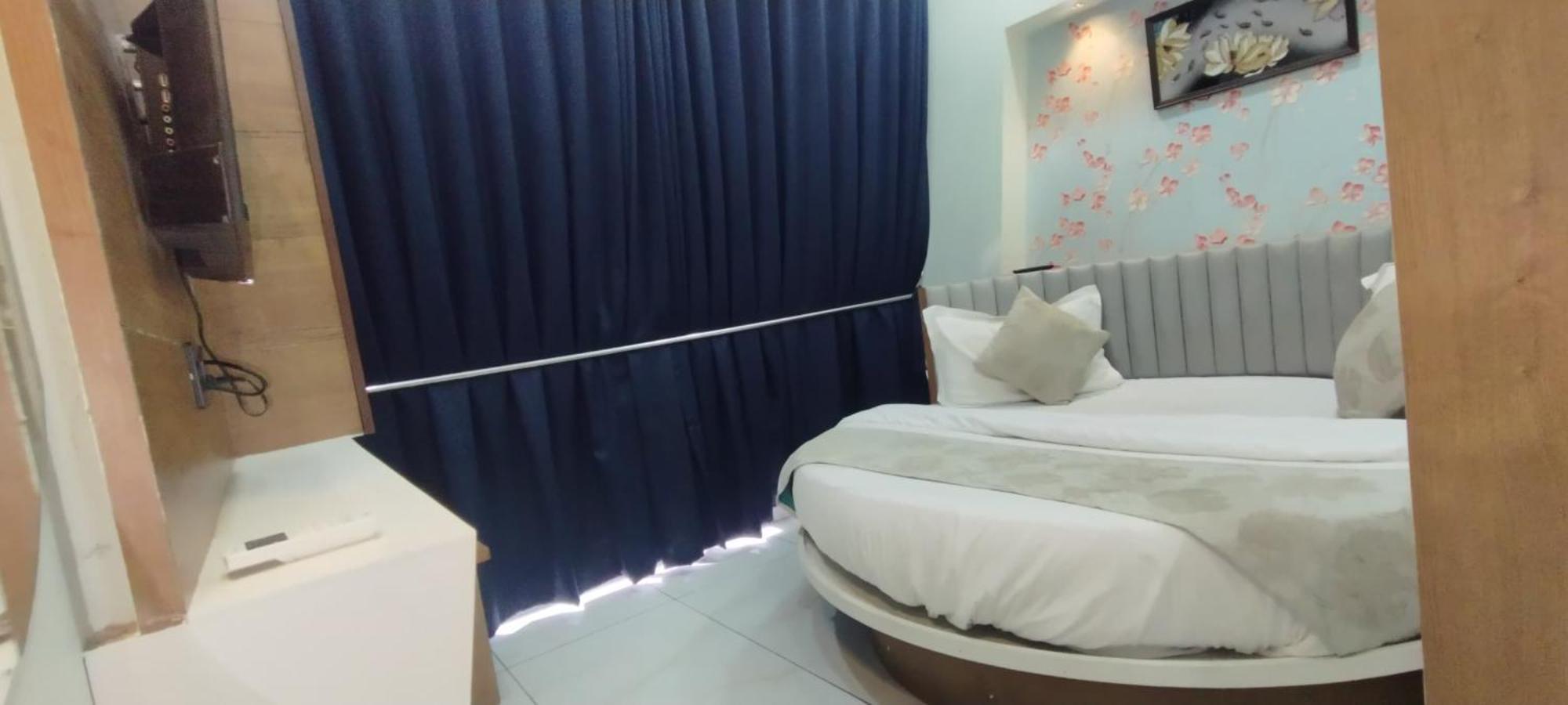 Hotel Paris Plaza Ahmedabad Buitenkant foto