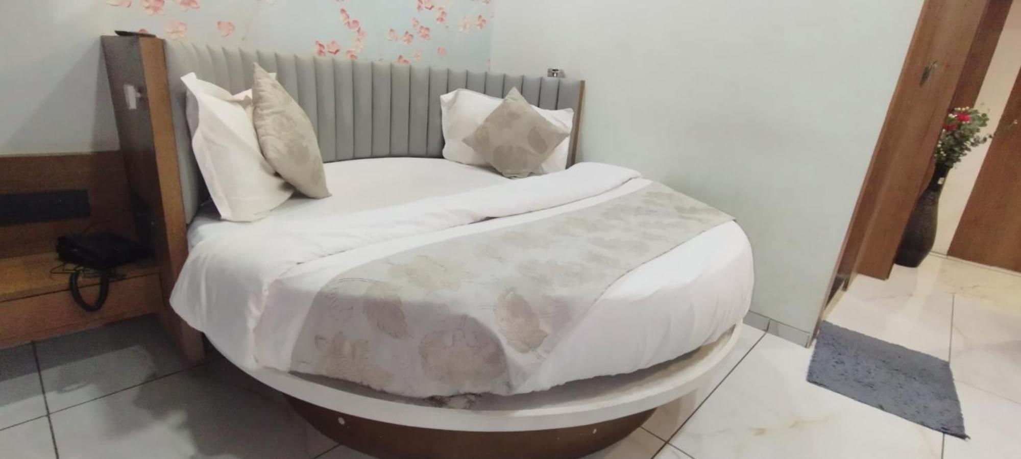 Hotel Paris Plaza Ahmedabad Buitenkant foto