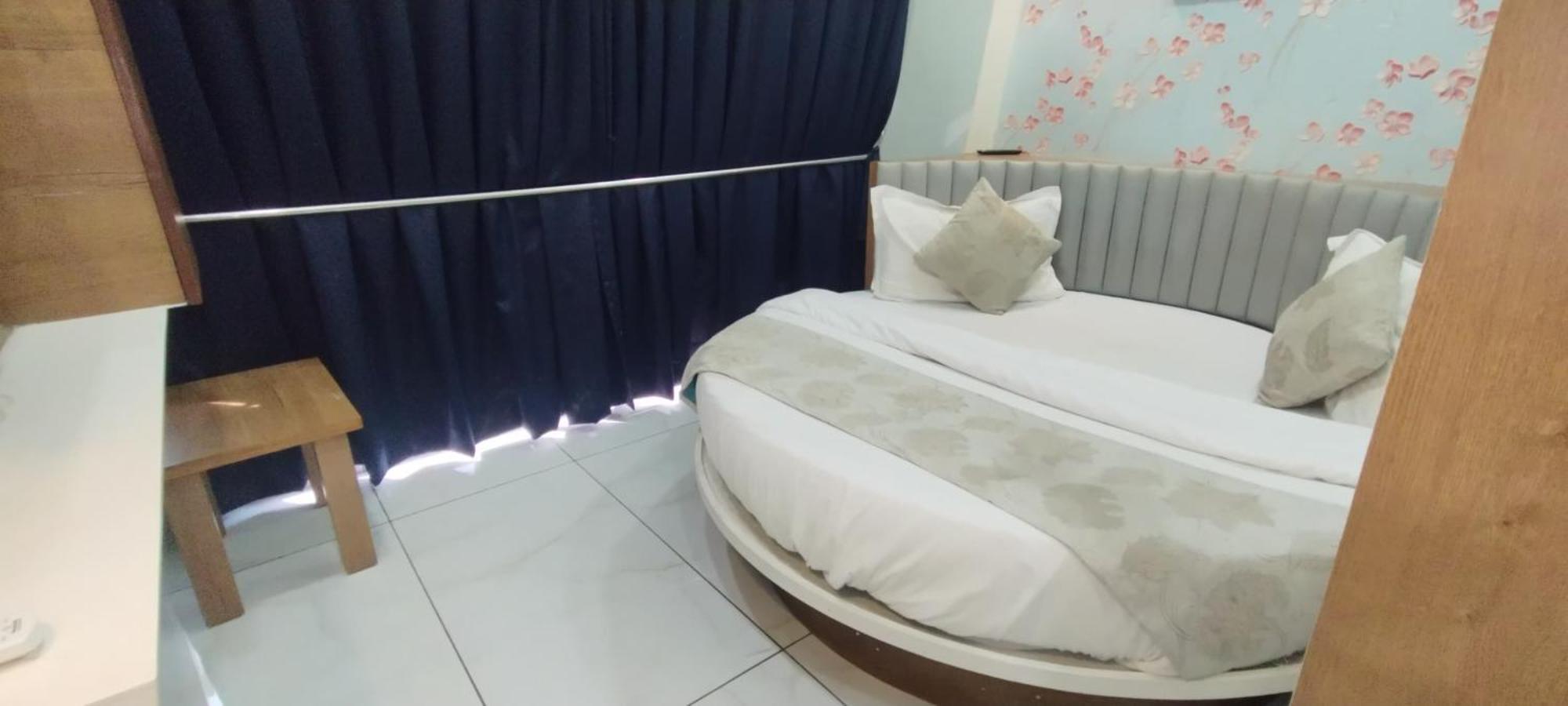 Hotel Paris Plaza Ahmedabad Buitenkant foto